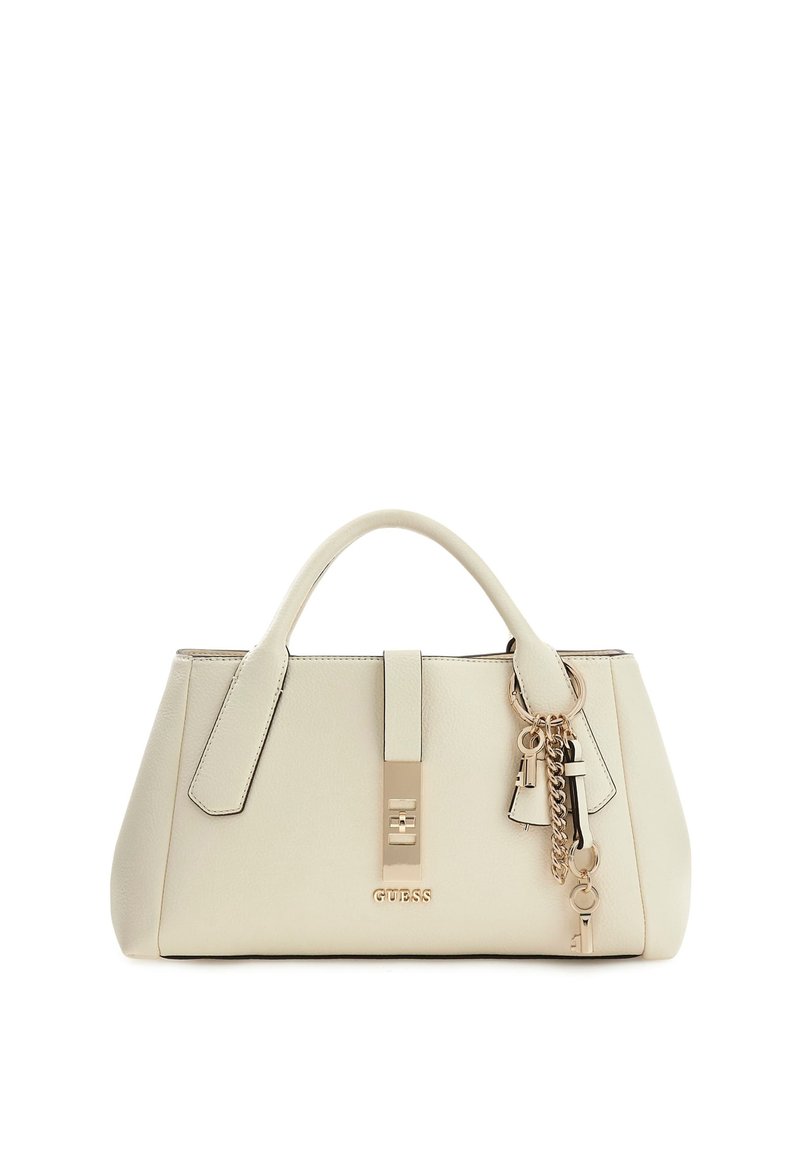 Sac à main en cuir couleur crème avec une forme structurée, des détails en métal doré et des accents de porte-clés décoratifs. Comprend deux anses supérieures.