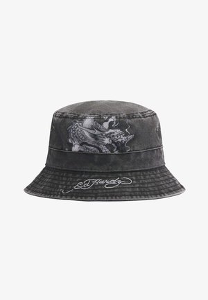 Sombrero tipo bucket de mezclilla negra con un diseño de dragón blanco y bordado de "Ed Hardy" en el ala.