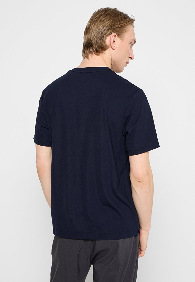 Marineblaues T-Shirt mit kurzen Ärmeln aus weicher Baumwolle; runder Ausschnitt und lockere Passform. Sanfte Textur, keine sichtbaren Muster oder Akzente.