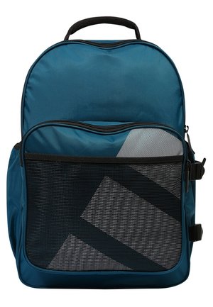 Mochila azul con bolsillo delantero de malla negra, cremallera y asa negras, y correas laterales ajustables sobre fondo blanco.