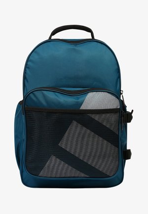 Sac à dos bleu avec poche avant en mesh noire, fermeture éclair et poignée noires, ainsi que des sangles latérales réglables sur fond blanc.
