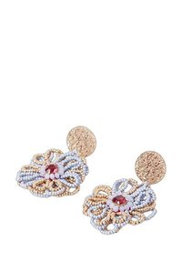 Pendientes de botón redondos dorados con diseños florales hechos de cuentas azul claro y perlas, acentuados con una gema central roja.