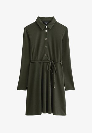 Ciemnozielona prążkowana sukienka dzianinowa z długimi rękawami, kołnierzem, guzikami z przodu oraz paskiem wiązanym w talii.