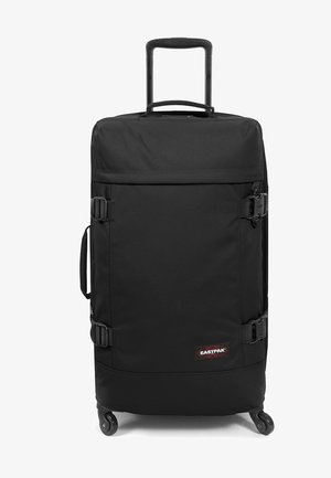 Zwarte koffer met wielen, een uittrekbare handgreep, stevige stof, zijklemmen en een logopatch. Beschikt over soepel draaiende wielen voor mobiliteit.
