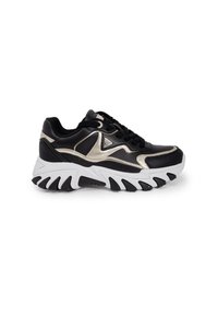 Scarpa da ginnastica nera e dorata con tomaia in pelle testurizzata, suola intermedia bianca chunky e suola esterna in gomma nera curvata. Presenta lacci e dettagli del logo.