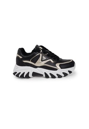 Scarpa da ginnastica nera e dorata con tomaia in pelle testurizzata, suola intermedia bianca chunky e suola esterna in gomma nera curvata. Presenta lacci e dettagli del logo.