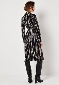 Apricot SOFT MIDI - Strickkleid - black