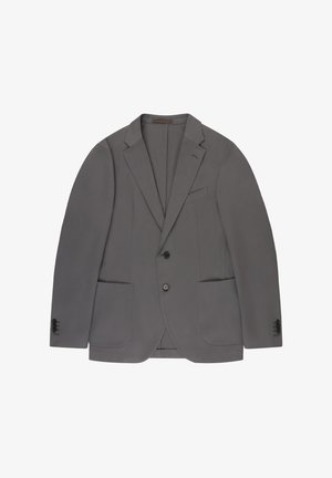 Blazer grigio da uomo con risvolti a incavo, due bottoni, polsini con tre bottoni e tasche applicate su sfondo bianco.