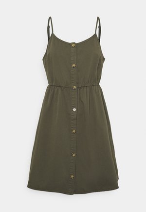 Robe vert olive à fines bretelles, fermeture boutonnée à l'avant, taille élastique et texture de tissu lisse. Coupe trapèze avec ourlet genou.