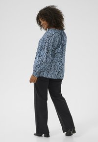 Kaffe Curve AMINA - Blouse - black windsurfer flower print