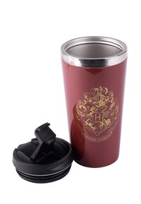 Tazza da viaggio in acciaio inossidabile rossa con bordo argentato, dotata di un design con stemma dorato e un coperchio di plastica nera per bere.