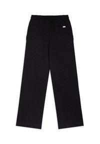Pantalones de pierna ancha negros, hechos de una tela suave, con una cinturilla elástica y un pequeño bolsillo trasero con una etiqueta. Textura suave y sin patrones.
