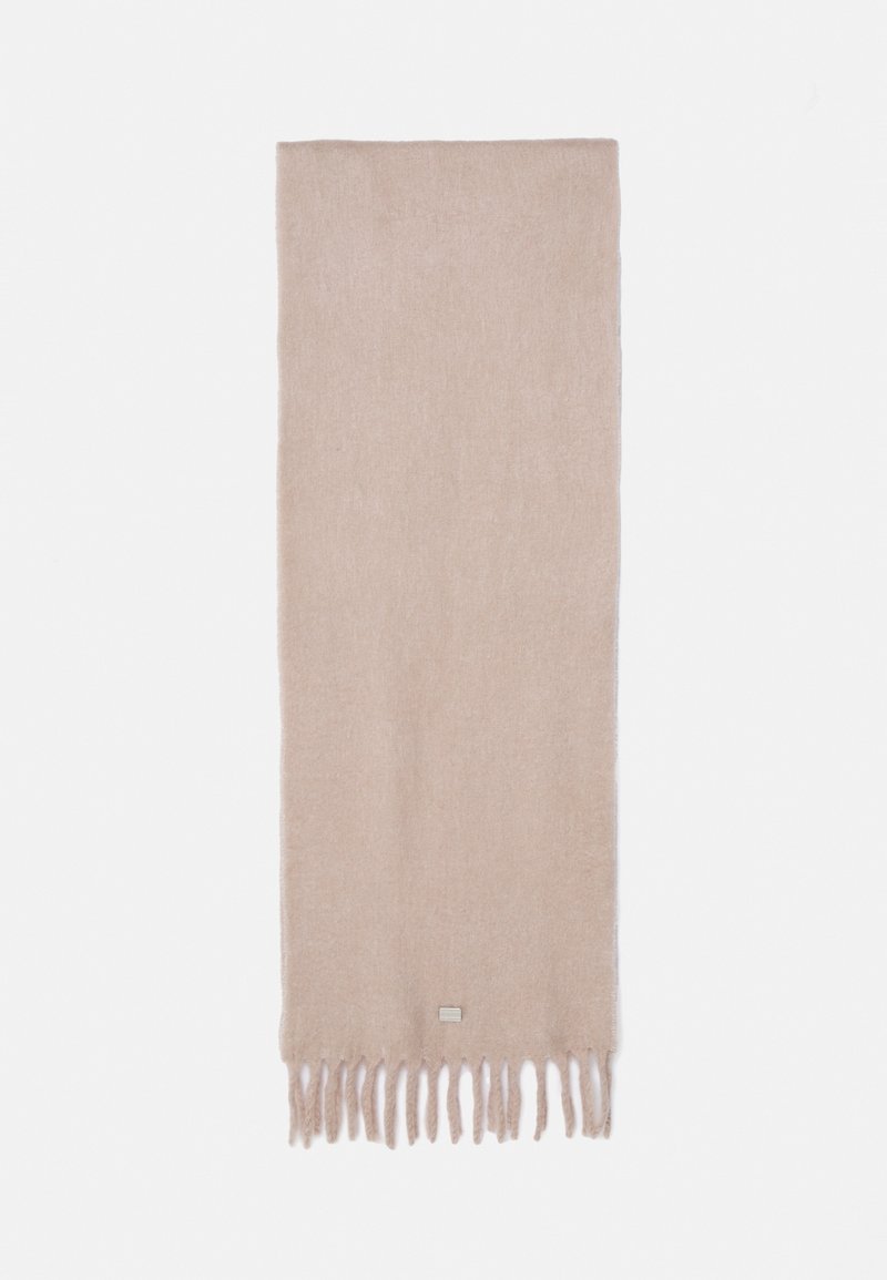 Écharpe rectangulaire beige doux avec des franges à une extrémité, posée à plat sur un fond blanc.