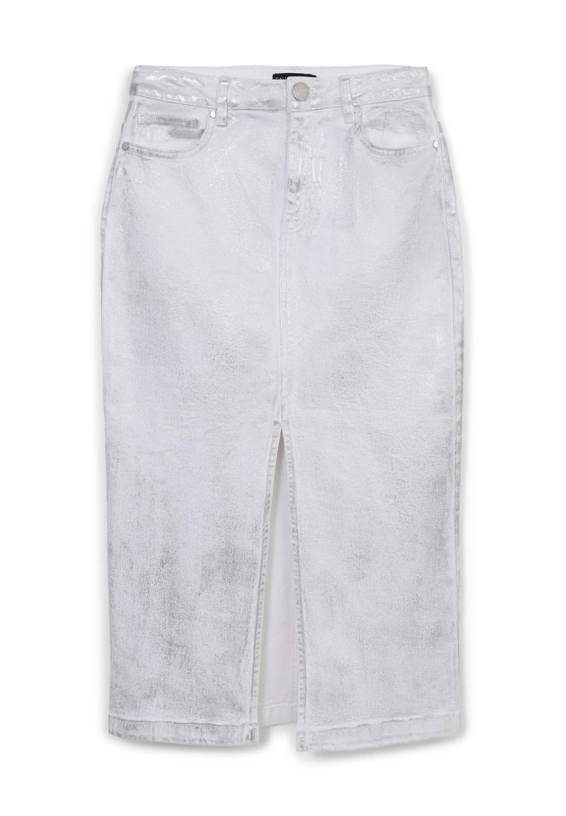 Weißer Jeansrock mit glänzender Oberfläche, knielang, mit einem Schlitz vorne, Taschen und metallischen Beschlägen am Bund und an den Taschen.