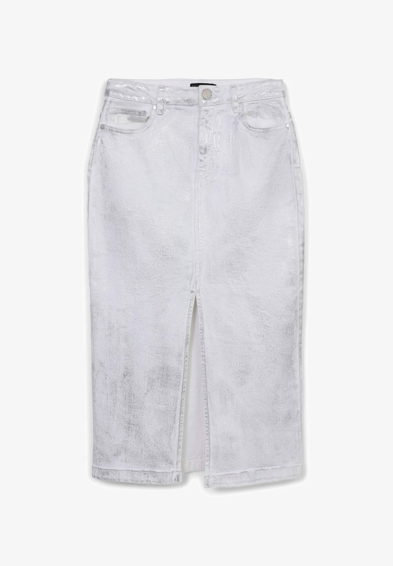 Weißer Jeansrock mit glänzender Oberfläche, knielang, mit einem Schlitz vorne, Taschen und metallischen Beschlägen am Bund und an den Taschen.