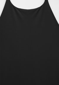 Haut sans manches noir en tissu lisse, avec un col rond et une coupe droite. Aucune motif ni embellissement visible.