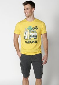 Koroshi SHORT SLEEVE  - Marškinėliai su spaudiniu - amarillo   yellow