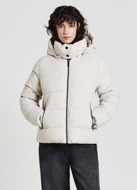 Giacca imbottita beige con cappuccio, dotata di cerniera frontale, due tasche laterali e polsini elastici. Tessuto liscio con design trapuntato.