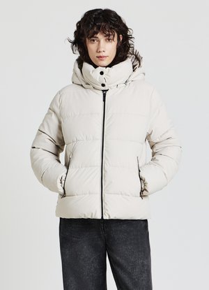 Giacca imbottita beige con cappuccio, dotata di cerniera frontale, due tasche laterali e polsini elastici. Tessuto liscio con design trapuntato.