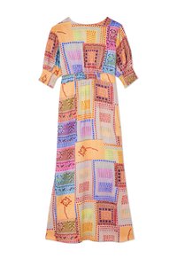 Robe maxi en tissu léger, présentant un design en patchwork multicolore dans des tons d'orange, de rose, de bleu et de vert, avec une taille élastiquée et des manches trois-quarts.