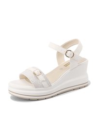 Sandali wedge bianchi con una cinturino in tessuto che presenta un motivo sottile, cinturino alla caviglia regolabile con una fibbia dorata e suola imbottita.