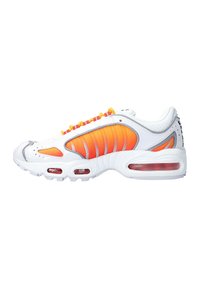 Chaussure de sport blanche avec des accents orange et jaune, dotée d'un dessus en maille, d'un col rembourré et d'un amorti d'air visible dans la semelle.