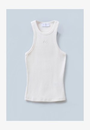 Hvid ribbet tanktop med rund halsudskæring, ærmeløs design og et lille broderet logo på forsiden. Blødt bomuldsstof.