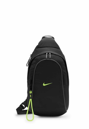Czarny plecak na ramię Nike z neonowo zielonym logo Swoosh i pasującą pętlą zamka na białym tle.