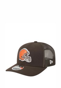 Brauner Baseballcap mit einem Netzrücken, der auf dem Vorderpanel ein gesticktes oranges und weißes Cleveland Browns Helm-Logo zeigt.