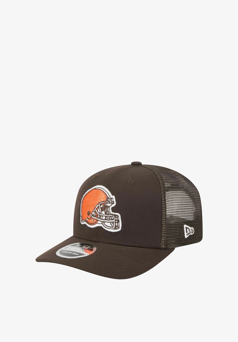 Brauner Baseballcap mit einem Netzrücken, der auf dem Vorderpanel ein gesticktes oranges und weißes Cleveland Browns Helm-Logo zeigt.