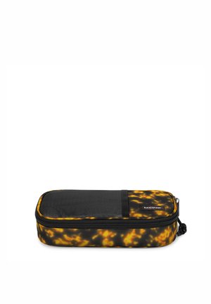 Estuche rectangular negro y naranja con un patrón, cierre de cremallera, parte superior plana y etiqueta de logo en el lateral. Fabricado con material duradero.