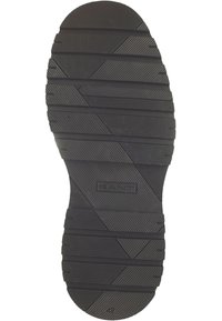 Schwarze Gummisohle mit einem geometrischen Profilmuster, texturierten Oberflächen und einem Markenakzent mit dem Wort "GANT."