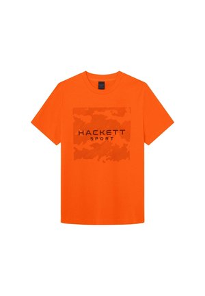 Žiarivo oranžové tričko s krátkym rukávom vyrobené z bavlny, zdobené veľkým čiernym grafickým motívom s nápisom "HACKETT SPORT" a vzorovaním.