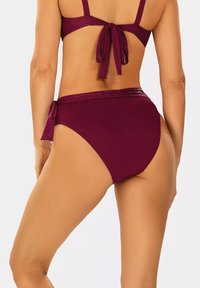 Burgundowy zestaw bikini z teksturowanym wiązaniem z tyłu i wysokim stanem. Gładki materiał o gładkim, dopasowanym kroju.