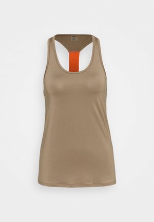 Camiseta sin mangas deportiva beige con diseño de espalda nadadora que presenta una tira vertical naranja en el centro de la espalda.