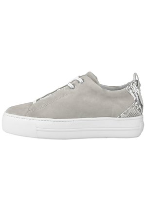 Lysegrå ruskind lavtop sneaker med hvid platformsål, hvide snørebånd og slangeskinds mønster på hælflappen.