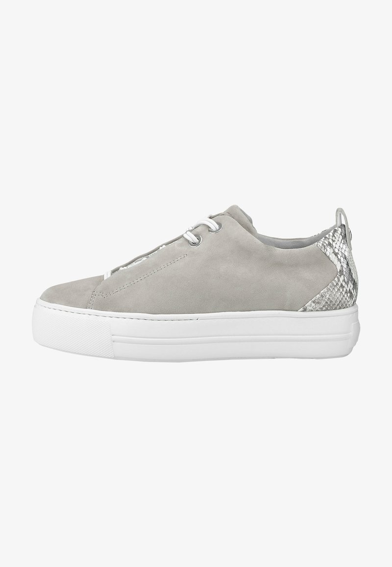 Baskets basses en daim gris clair avec semelle plateforme blanche, lacets blancs et motif peau de serpent sur la languette du talon.