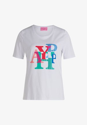 T-shirt en coton blanc à manches courtes avec des lettres multicolores "A Y P H" dans différents styles et textures sur le devant.