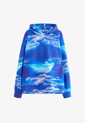 Niebieska bluza z kapturem z szczegółowym nadrukiem chmur, mglistych gór i planet z pierścieniami na tle żywego nieba.