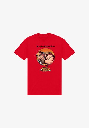 Rød T-shirt med to muskuløse Street Fighter-figurer i kampstilling, japansk tekst over og Street Fighter-logo nedenunder.