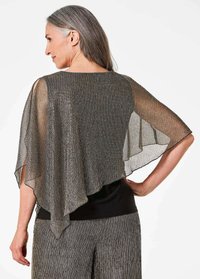 Top in tessuto nero con sovrapposizione trasparente color grigio metallico. Presenta maniche aperte, una vestibilità ampia e un orlo a strati. Nessuna hardware o motivi visibili.