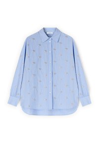 Camisa azul claro de manga larga con botones, con rayas verticales blancas y melocotón, y pequeño bordado de estrellas plateadas en toda la tela.