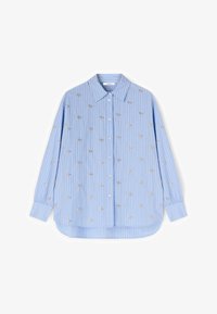 Camisa azul claro de manga larga con botones, con rayas verticales blancas y melocotón, y pequeño bordado de estrellas plateadas en toda la tela.