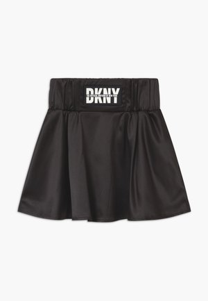 Jupe en satin noir avec une taille froncée arborant une étiquette au logo DKNY. Coupe évasée en A avec une texture lisse et sans motifs visibles.