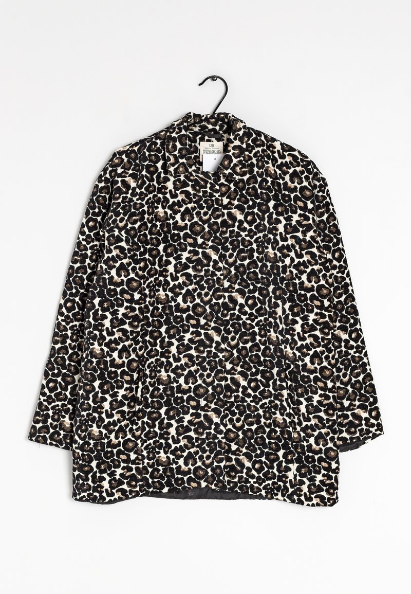 Veste à manches longues à motif léopard avec boutons, suspendue sur un cintre noir sur fond blanc.