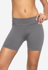 Pantaloni sportivi grigi con vita alta, realizzati in materiale liscio ed elasticizzato. Presentano una vestibilità aderente e una gamba corta.