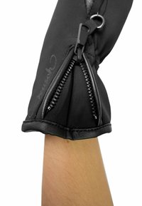 Zwarte handschoen met een gladde stofafwerking en leren accenten. Voorzien van dubbele ritsen bij de pols voor een verstelbare pasvorm en toegang.