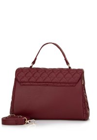 Prošívaná burgundská kabelka se strukturovaným designem, s vrchním popruhem a odnímatelným ramenním popruhem, dokončená zlatými kovovými doplňky.