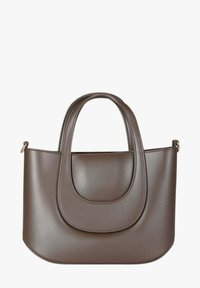 Borsa sintetica marrone con texture liscia, parte superiore arrotondata e doppi manici. Presenta una tasca frontale centrale con un design curvo.