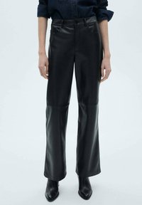 Pantaloni in pelle nera con vita alta, design a gamba dritta e leggera lucentezza; includono tasche frontali e una texture liscia.